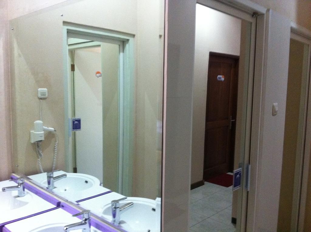 Cabin Hotel Sutomo Yogyakarta Esterno foto