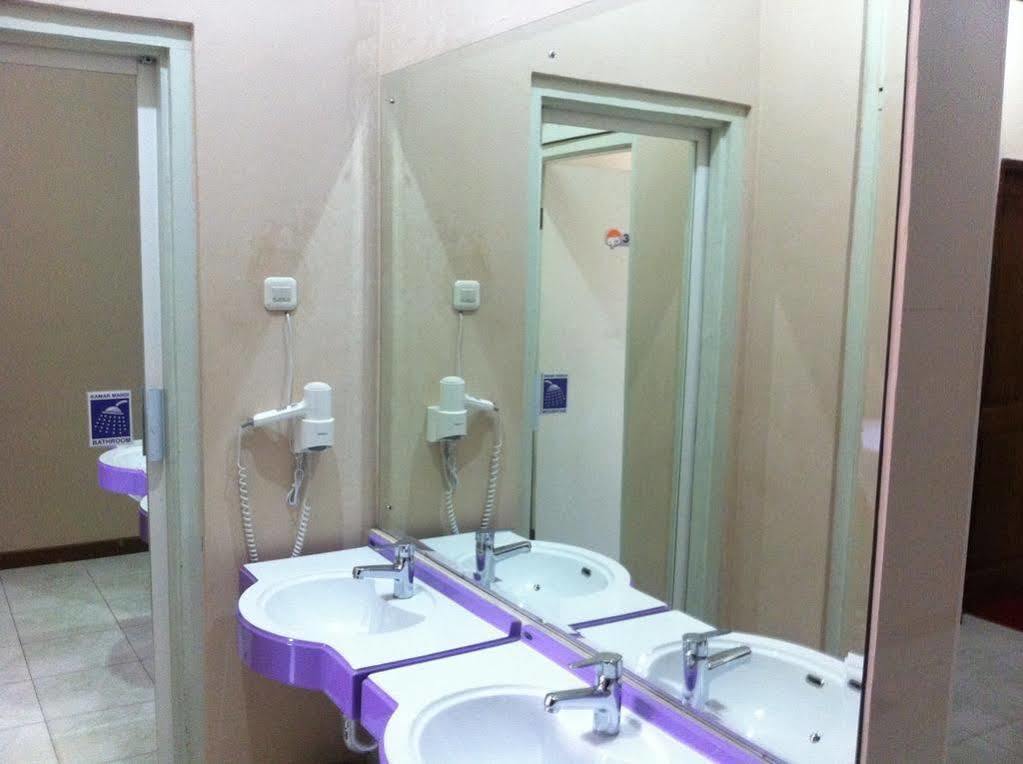 Cabin Hotel Sutomo Yogyakarta Esterno foto